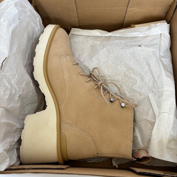 Sorel Women's tan leather waterproof Hi-Line Lace Heel Boots size 11 NWT - Picture 2 of 9